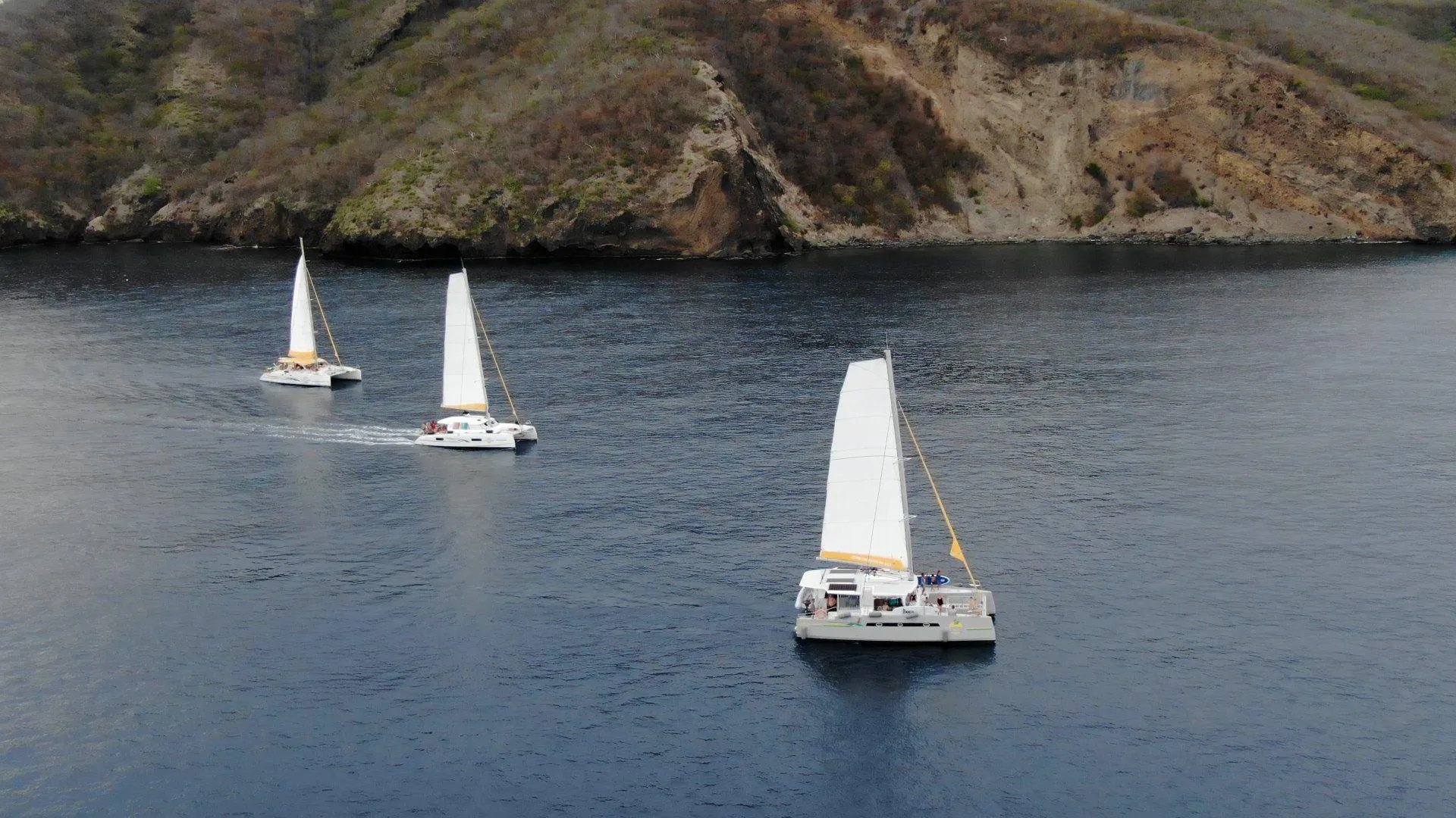 Kata Mambo Martinique Prachtige landschappen met bergen en zee, waar de ervaringen van Kata Mambo Martinique plaatsvinden.