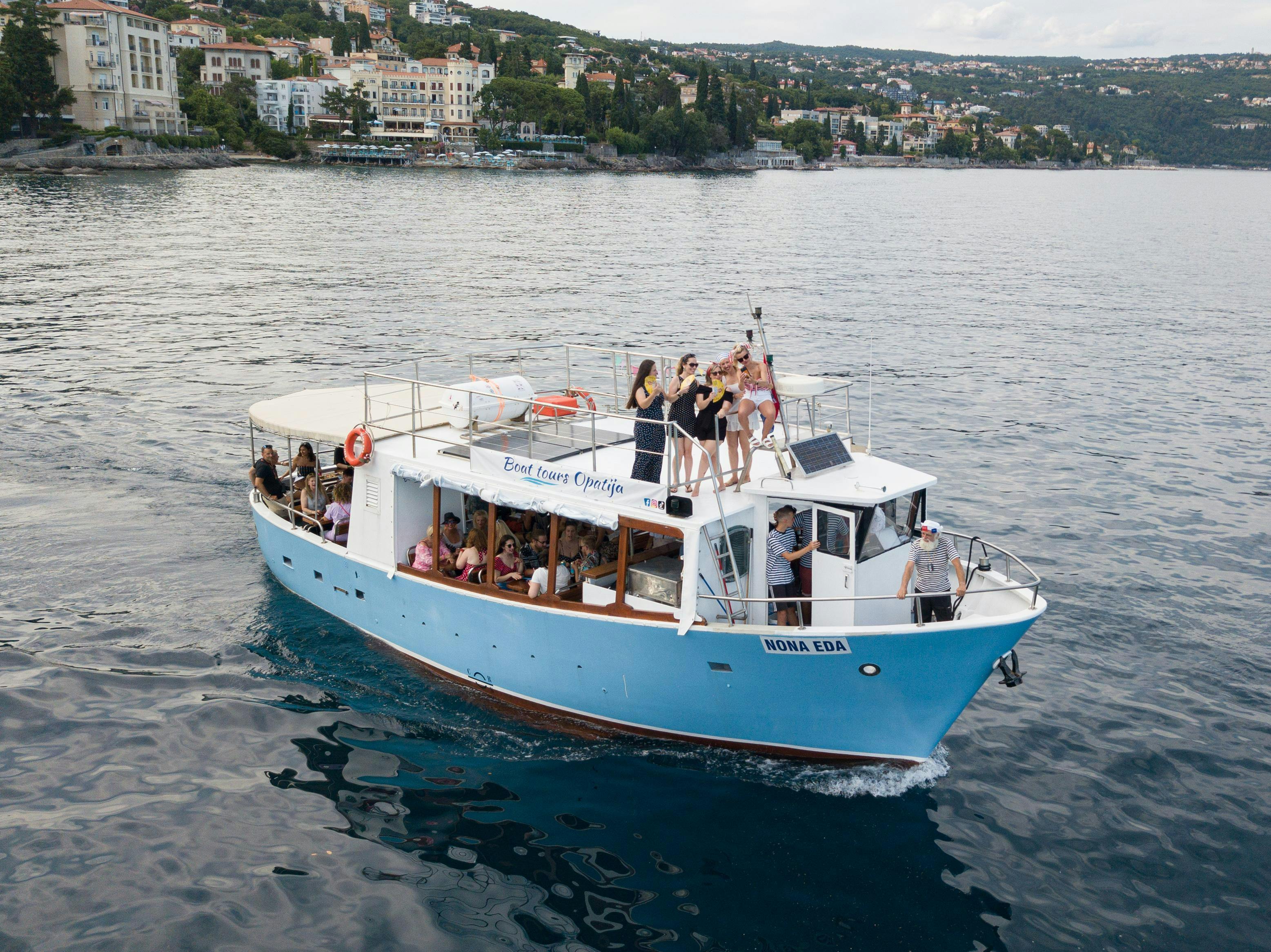 DJI_0177 Magnifique paysage de montagnes et de mer, où se déroulent les activités de Boat Tours Opatija.