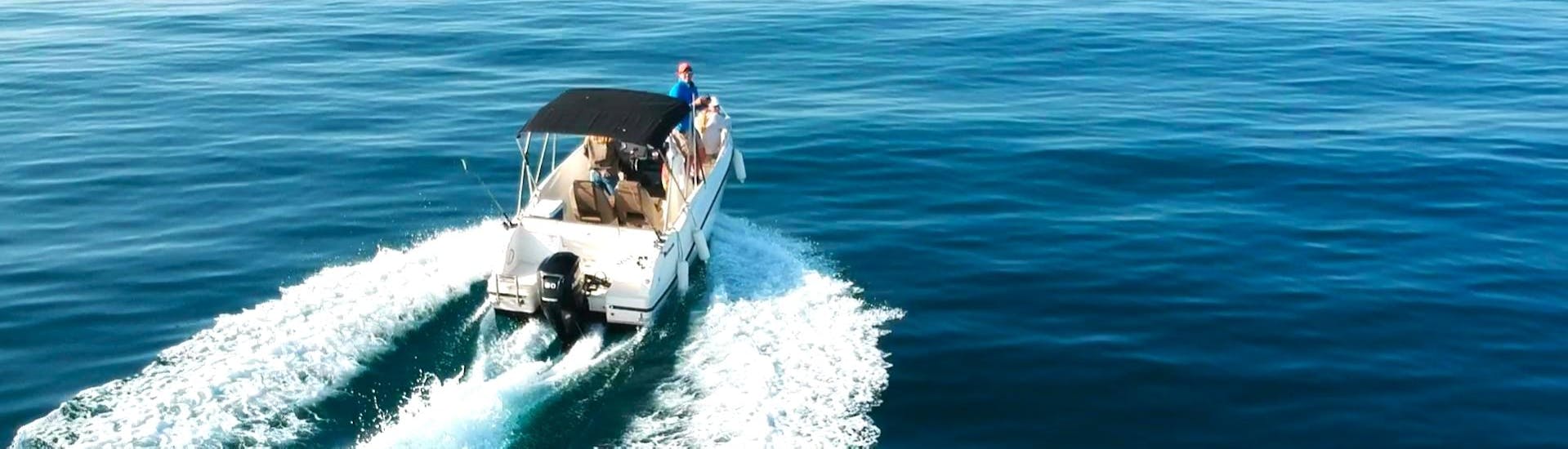 Un grupo de participantes disfrutando de un emocionante paseo en barco en una lancha rápida con un patrón experimentado, en la Bahía de Estepona con South Olé Sails Estepona.
