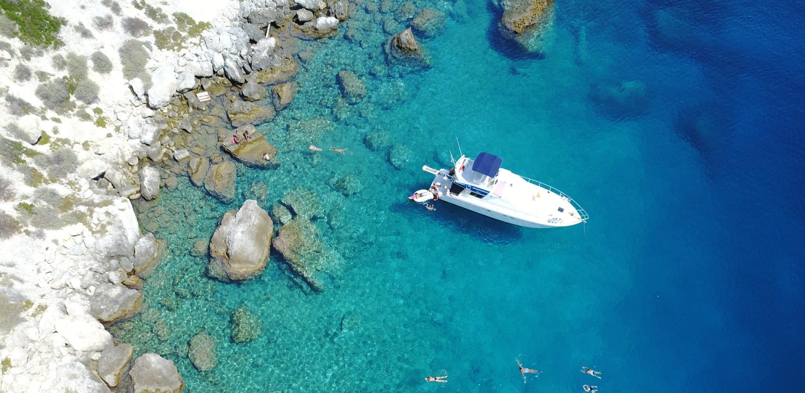 De boot van Abruzzo Skipper van bovenaf gezien in kristalhelder water.