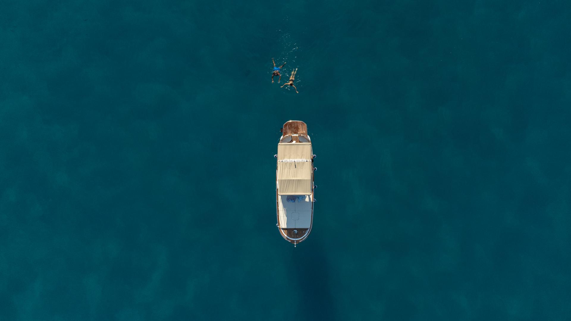 Luchtfoto van een boot tijdens een tocht.