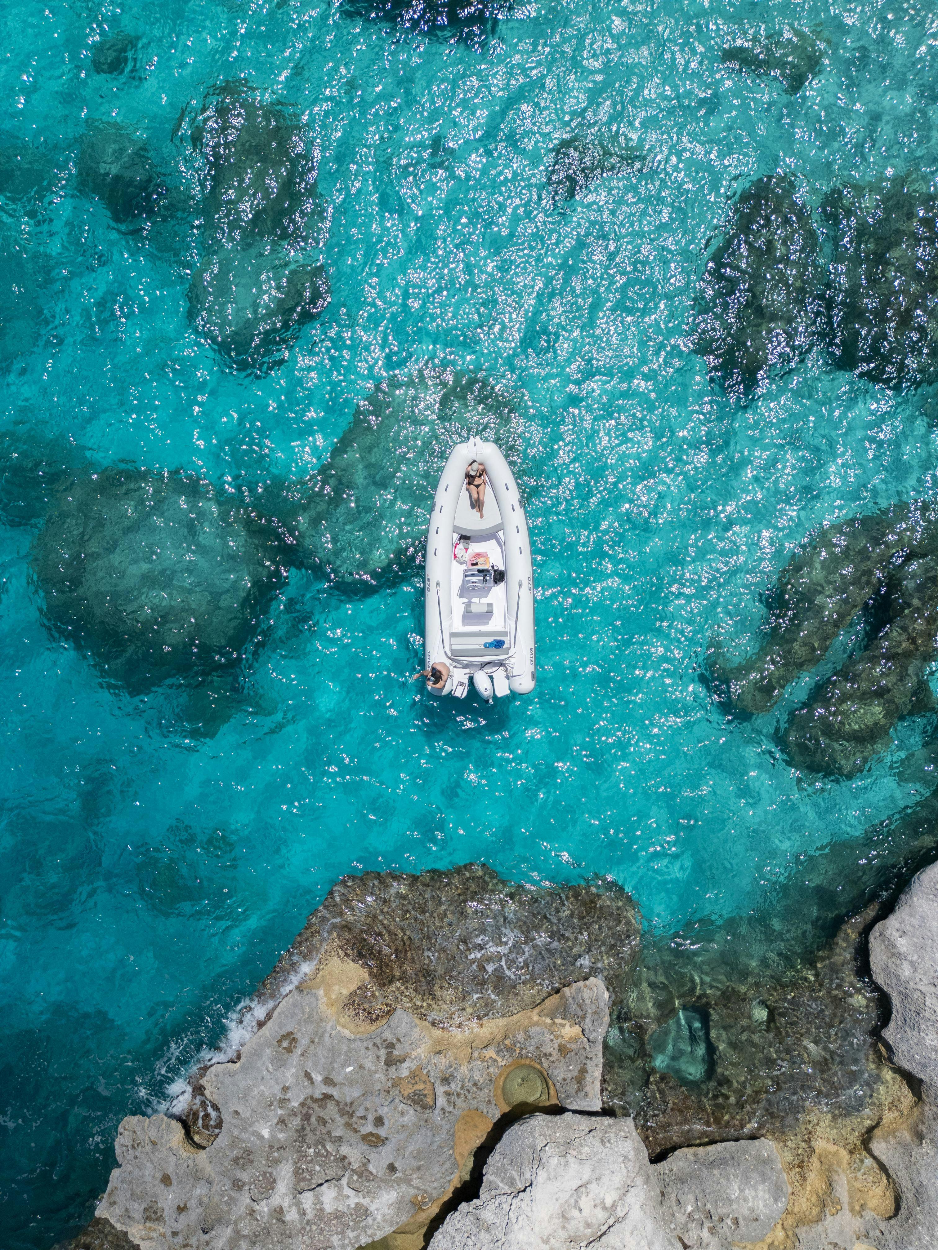 DJI_0546 Magnifique paysage de montagnes et de mer, où se déroulent les activités de Nautica Sea Service Ogliastra.