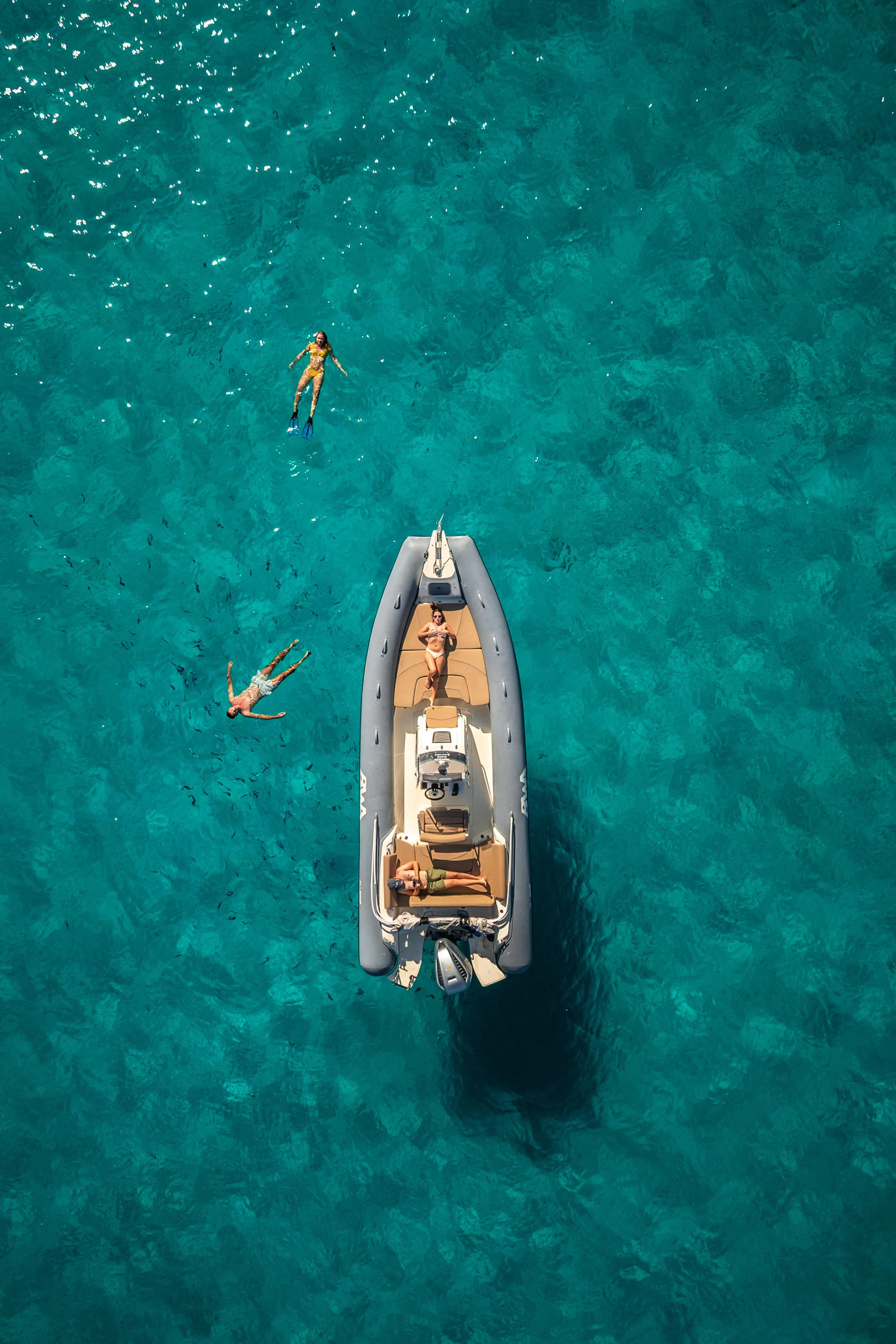 Beeindruckende Landschaften mit Bergen und Meer, wo Aktivitäten von Summer Service Boat Rental Porto Rotondo stattfinden.