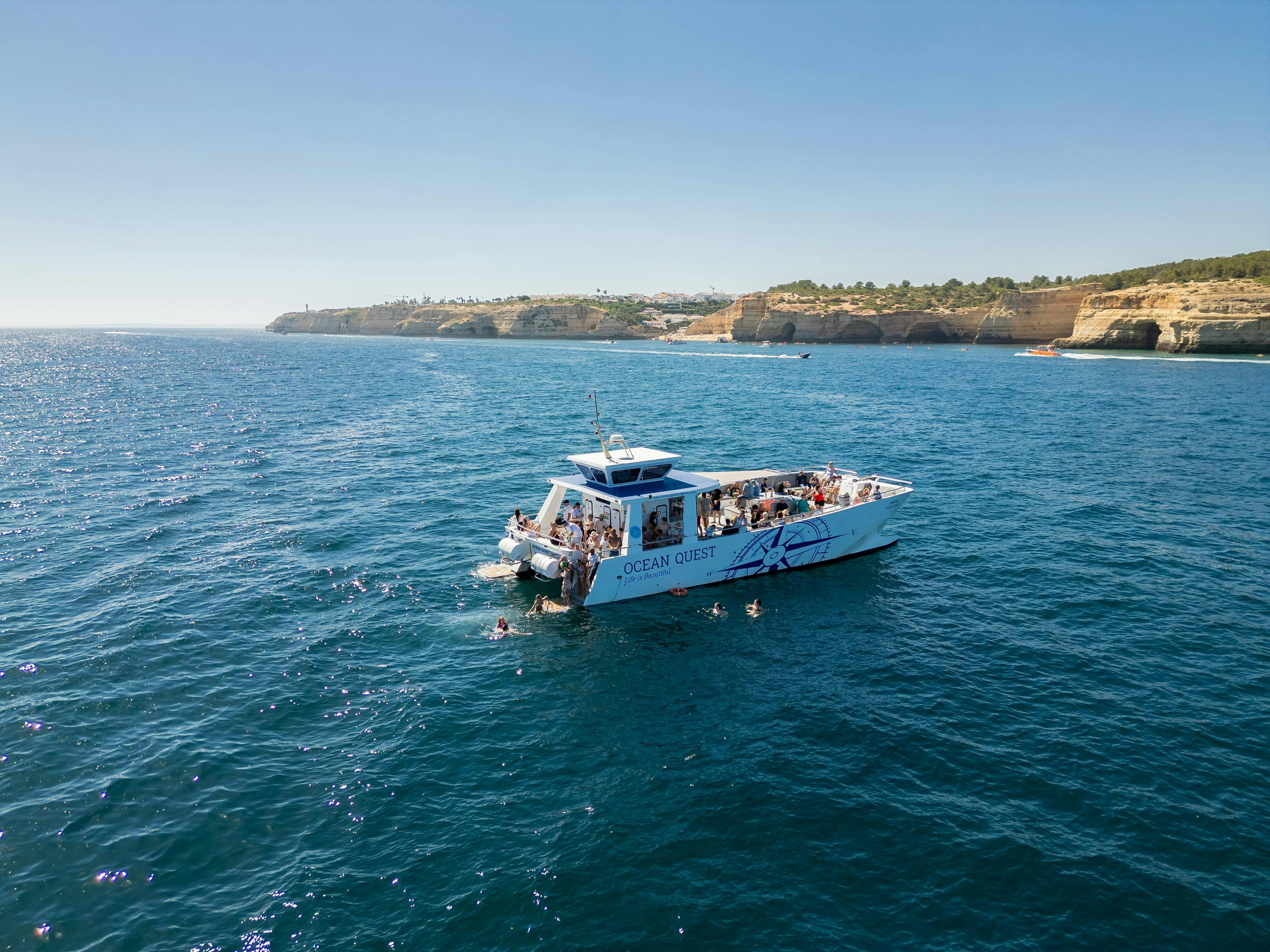Beautiful landscapes showcasing mountains and sea, where the experiences of Ocean Quest Algarve are taking place.