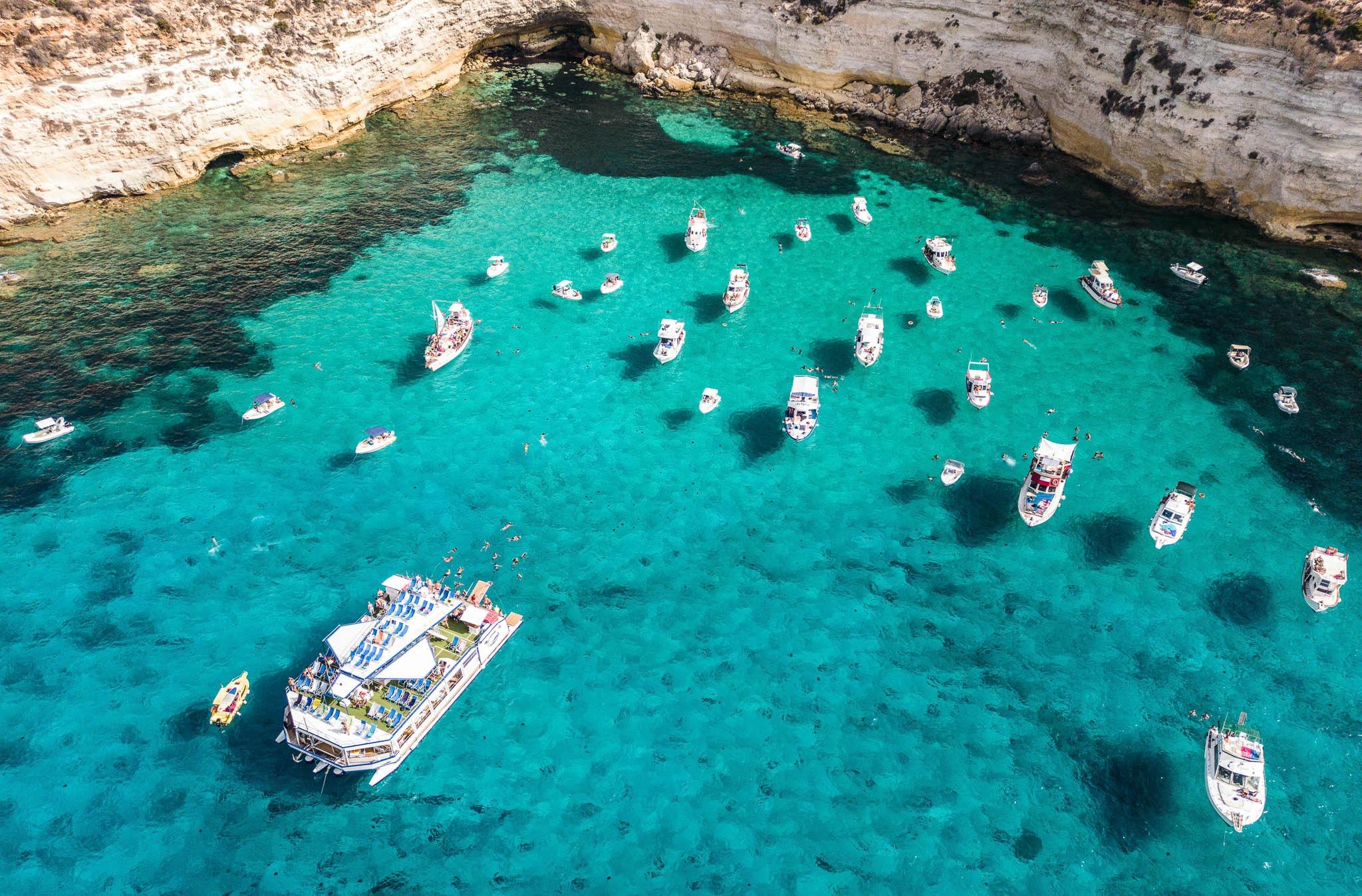 Luftaufnahme unseres Bootes in der Nähe der Insel Lampedusa.