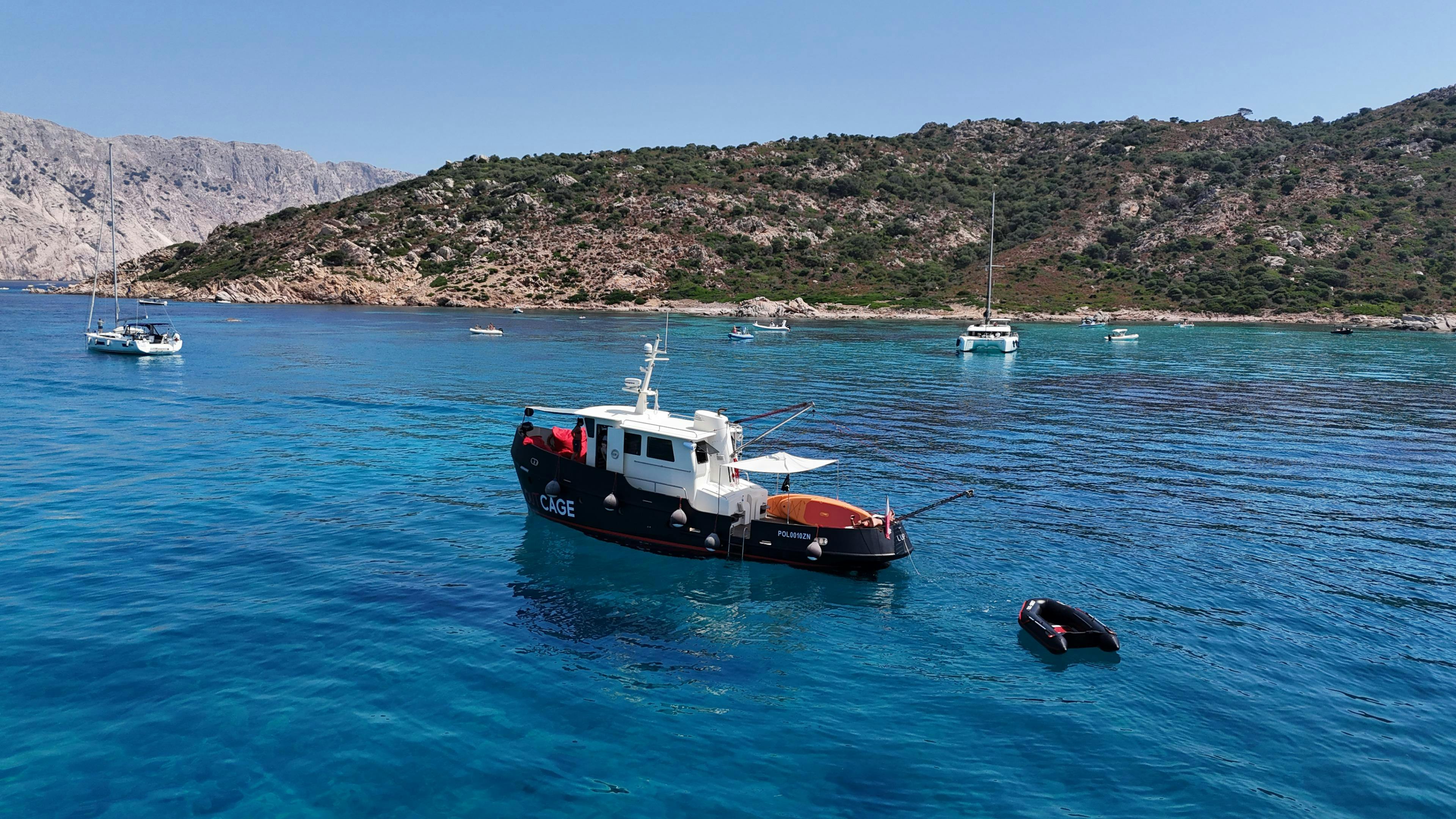 Magnifique paysage de montagnes et de mer, où se déroulent les activités de Outcage Golfo Aranci.
