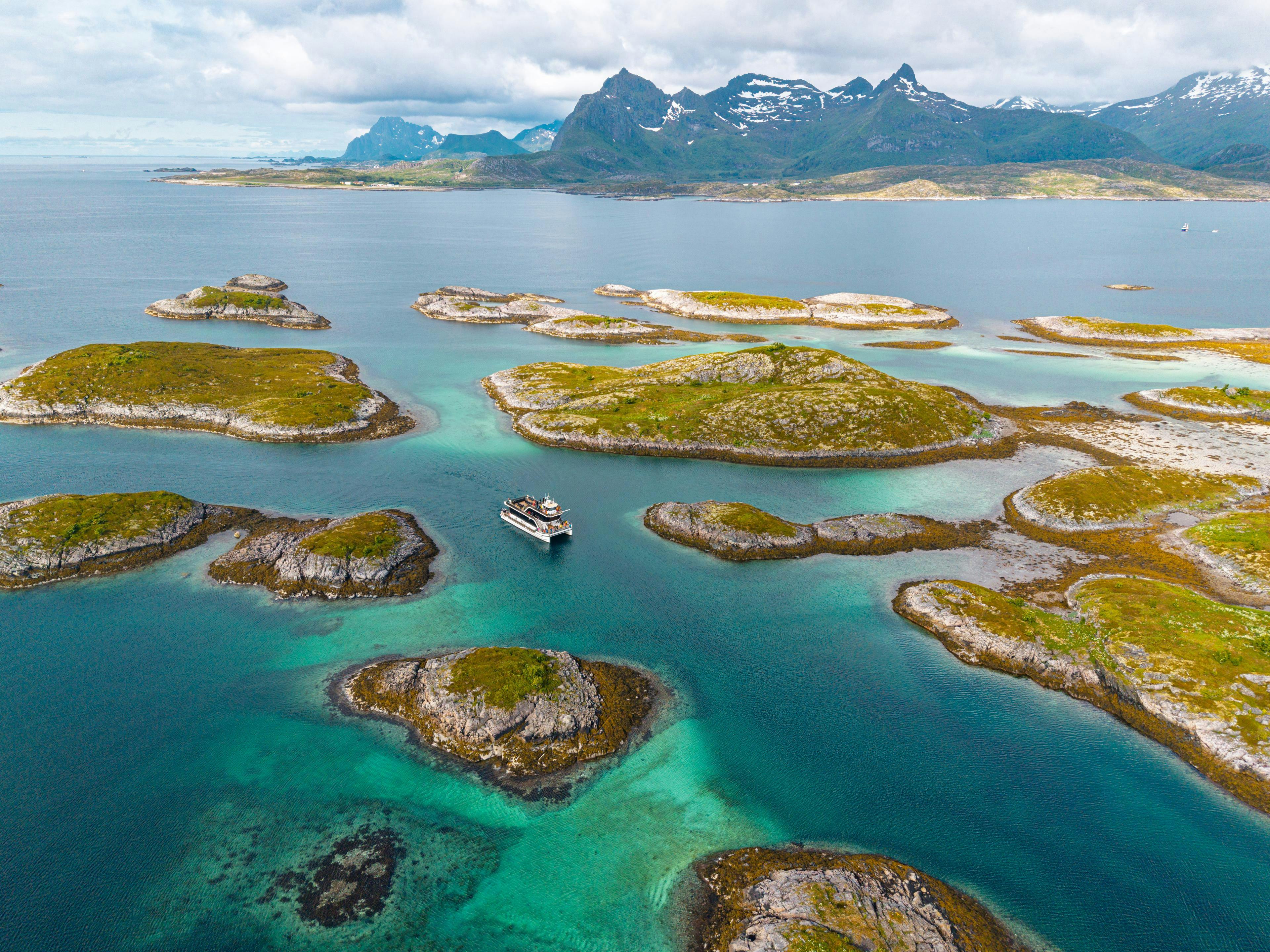 Beeindruckende Landschaften mit Bergen und Meer, wo Aktivitäten von Brim Explorer Norway stattfinden.