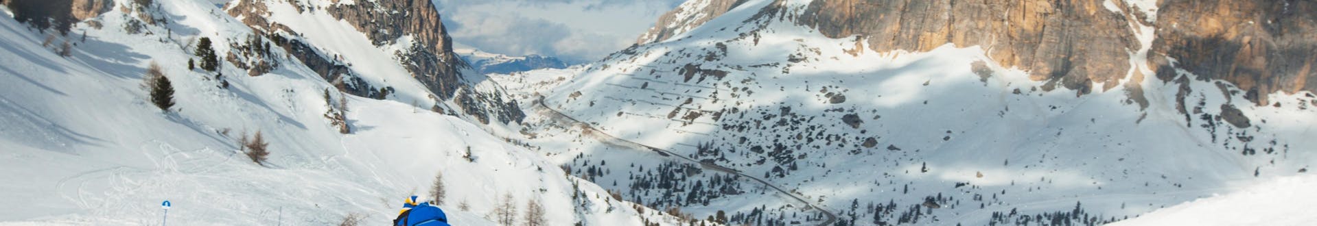 Erwachsene und Kinder beim Skifahren im Skigebiet Dobbiaco.