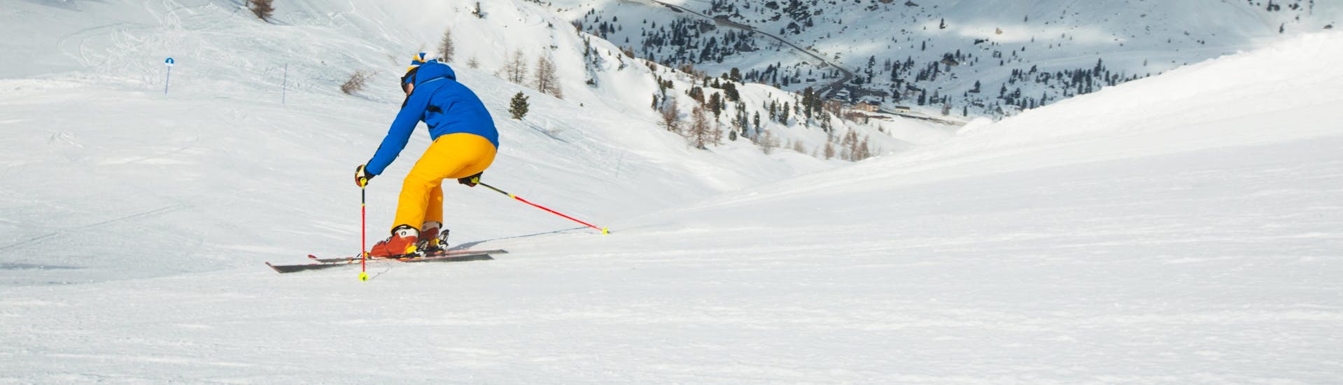 Vista del paesaggio montano soleggiato durante un corso di sci con scuole di sci a Dobbiaco.