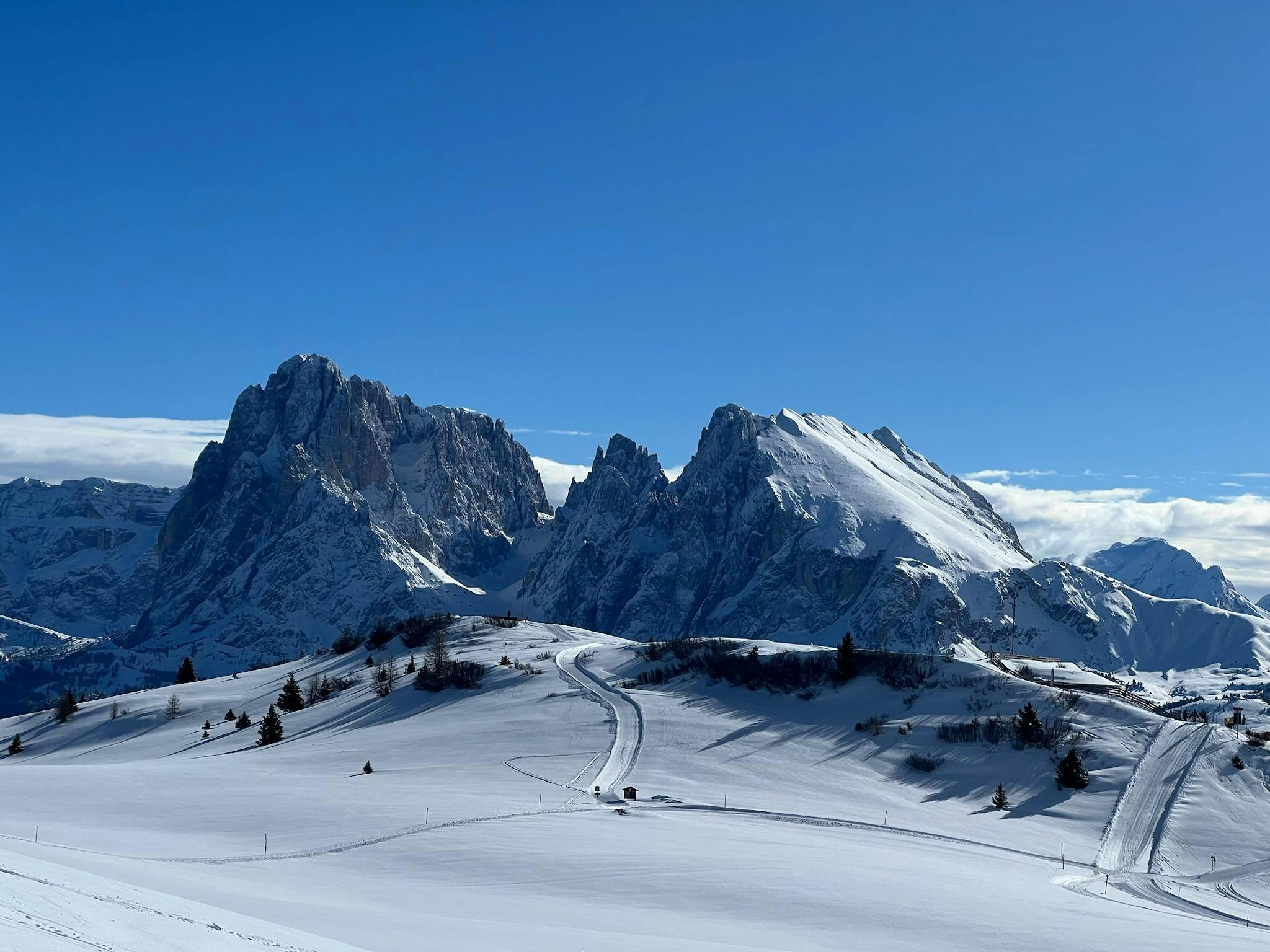 Dolomites on Ski Prachtige landschappen met bergen en zee, waar de ervaringen van Dolomites on SKI plaatsvinden.
