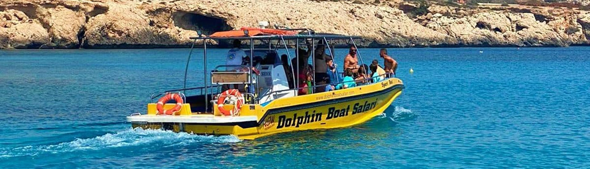 Un barco a motor de Dolphin Boat Safari, navegando por la impresionante costa de Ayia Napa.