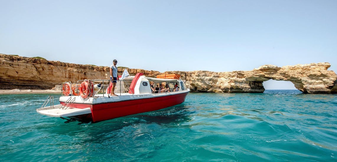 L'imbarcazione di Dolphin Cruises Crete in mare durante una gita in barca intorno a Rethymno.