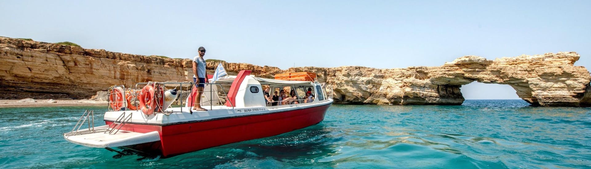 Das Boot von Dolphin Cruises Kreta auf See während einer Bootstour um Rethymno.