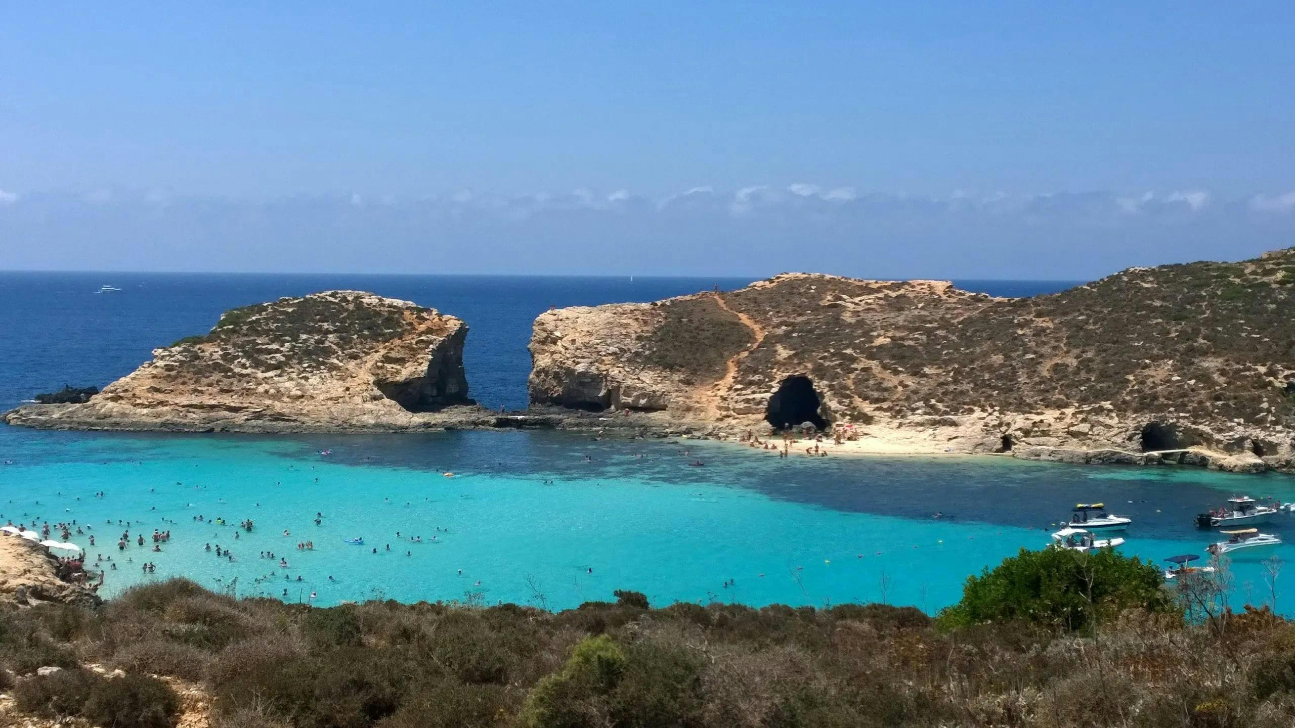 Oki-Ko-Ki Banis Watersports St Julian's Beeindruckende Landschaften mit Bergen und Meer, wo Aktivitäten von Oki-Ko-Ki Banis Watersports St Julian's stattfinden.