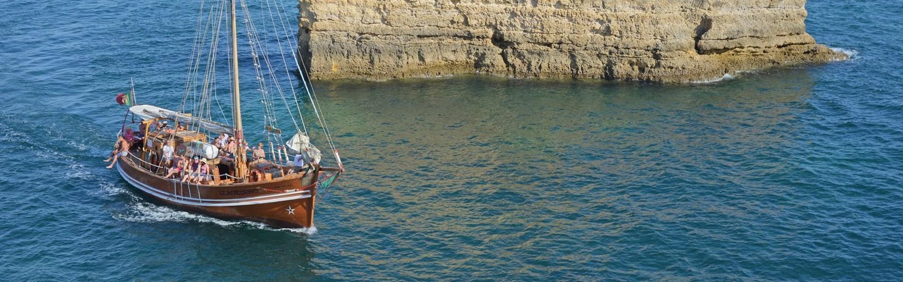 Les vacanciers apprécient la vue imprenable lors de leur balade en bateau pirate avec Dream Wave le long de la côte de l'Algarve.
