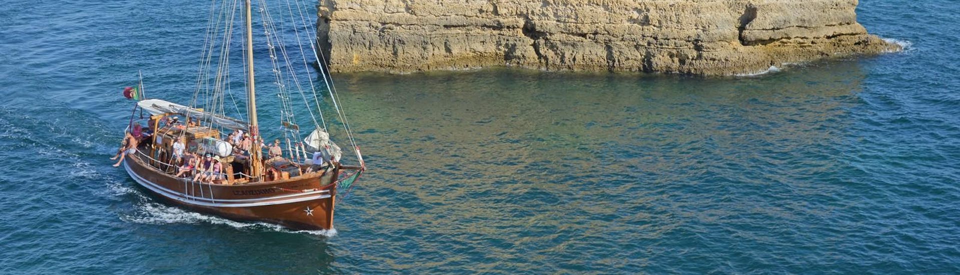 Les vacanciers apprécient la vue imprenable lors de leur balade en bateau pirate avec Dream Wave le long de la côte de l'Algarve.
