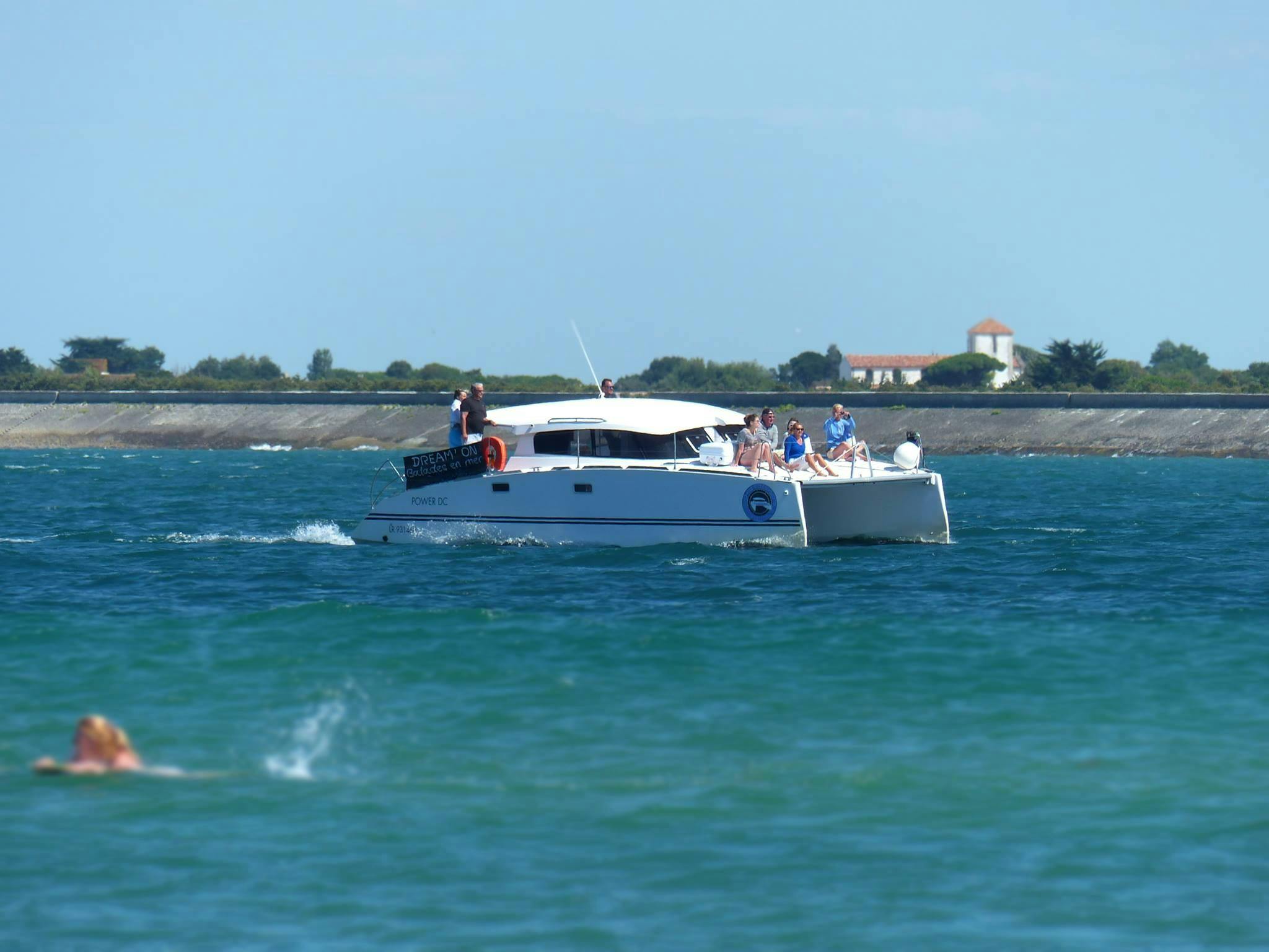 Beeindruckende Landschaften mit Bergen und Meer, wo Aktivitäten von Dream'On Catamaran Île de Ré stattfinden.