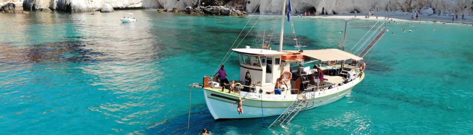 Das Boot von Dreamy Cruises ankert vor dem White Rocks Beach während einer ihrer Bootstouren. 