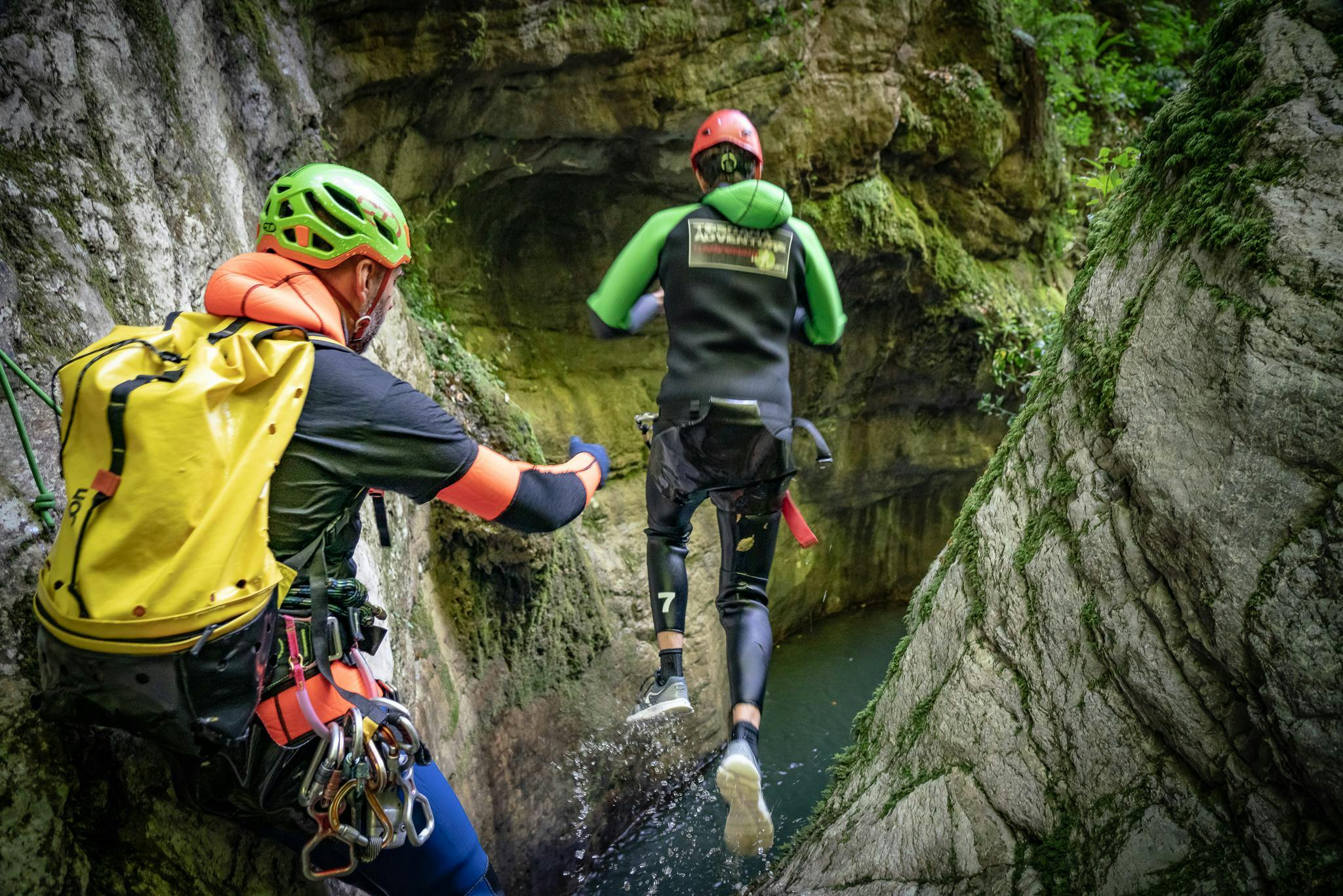 DSC01184 Panorama mozzafiato con montagne e mare, dove hanno luogo le attività di Toscana Adventure Team - Canyoning .