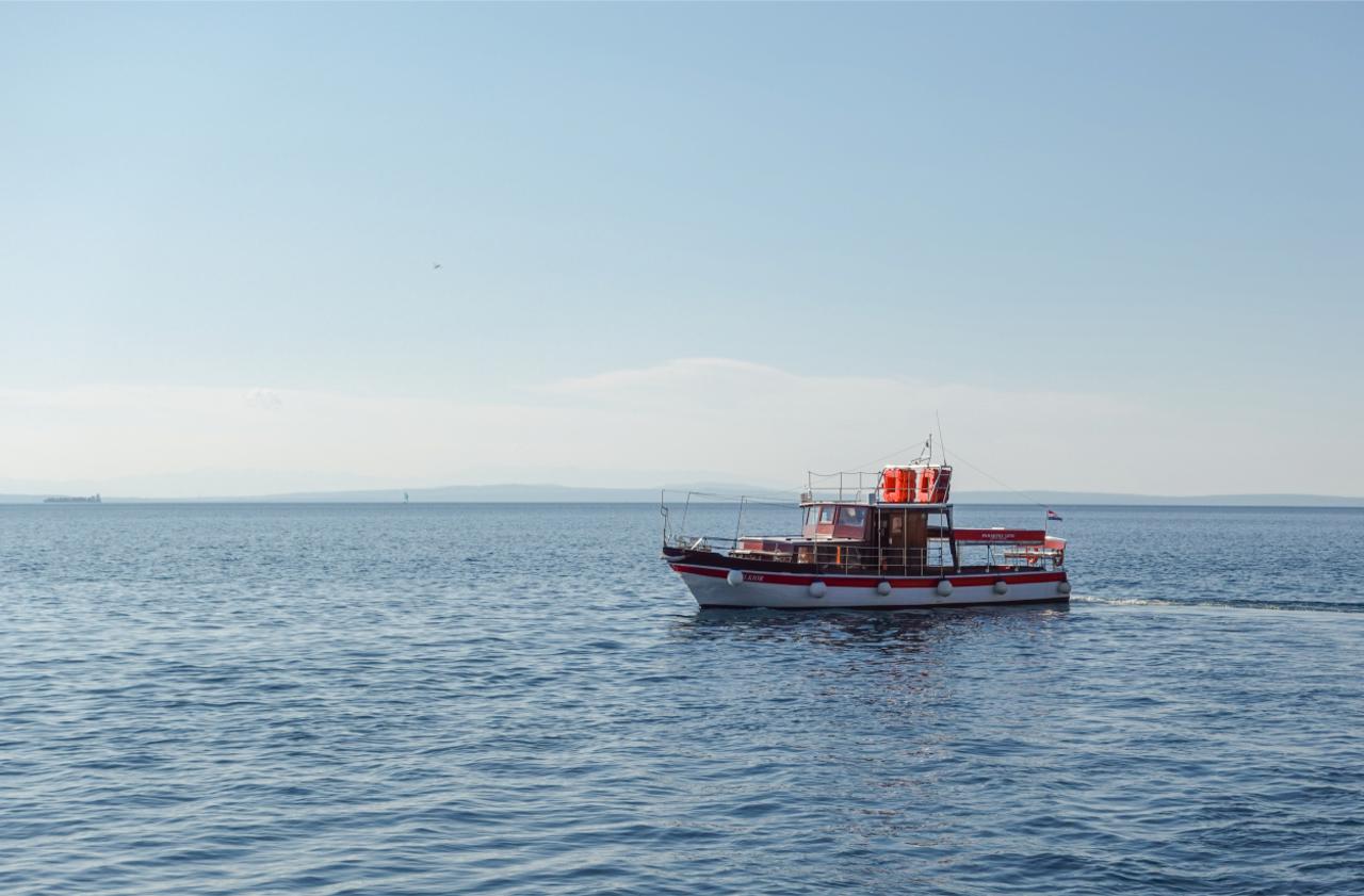 Een boot dobberend in de Adreatische zee.