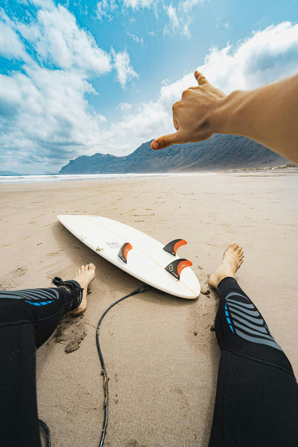 Beeindruckende Landschaften mit Bergen und Meer, wo Aktivitäten von Surf & SUP School3S Lanzarote stattfinden.