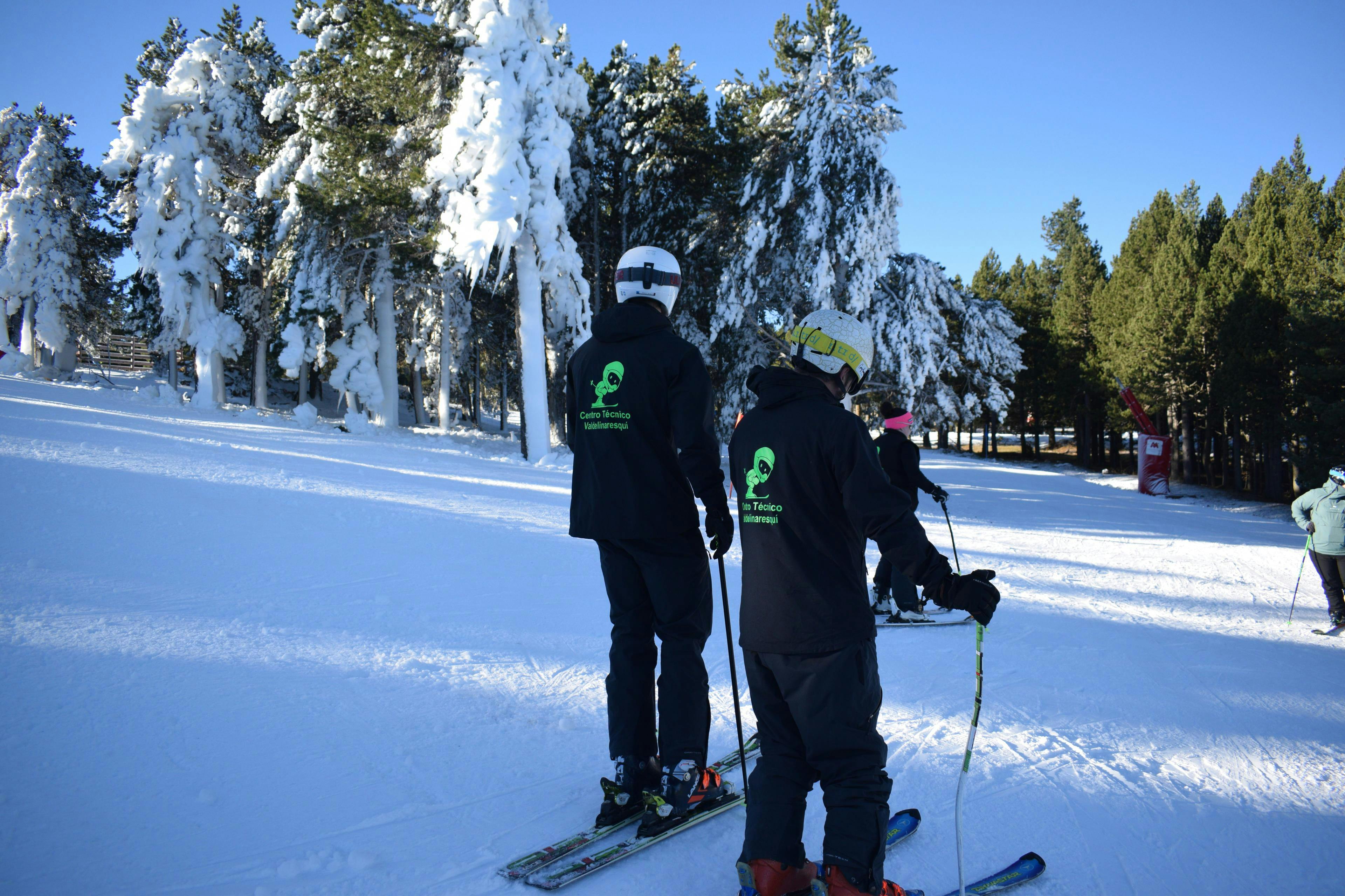 DSC_0430 Prachtige landschappen met bergen en zee, waar de ervaringen van Valdelinaresqui plaatsvinden.