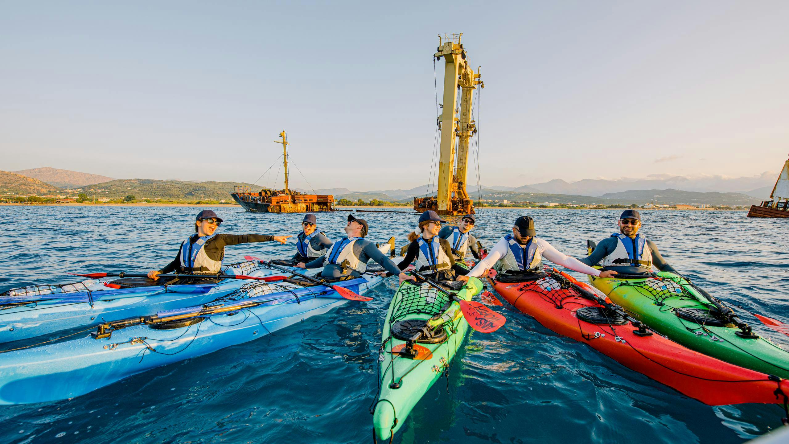 DSC_5541 (1) (1) Beeindruckende Landschaften mit Bergen und Meer, wo Aktivitäten von Sea Kayak Kissamos stattfinden.