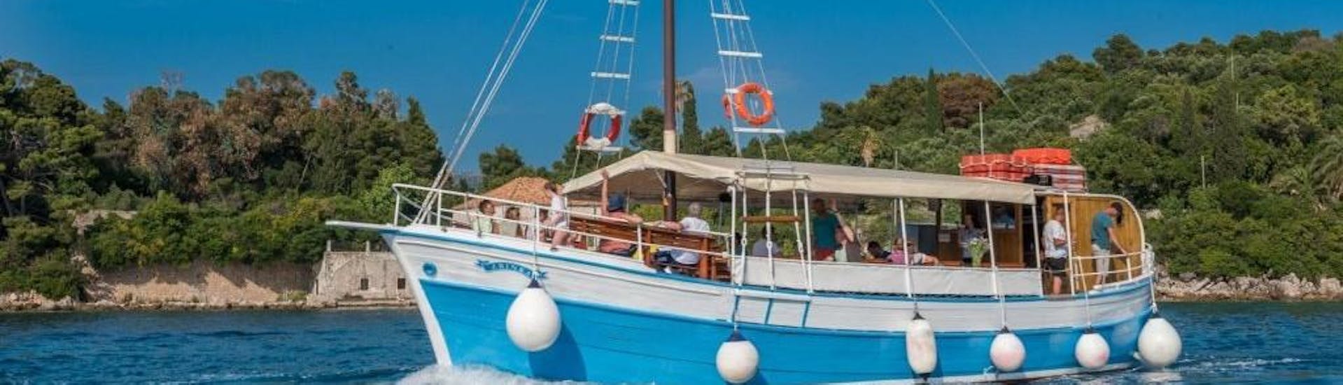 Foto van de boot van Dubrovnik Islands Tours die wordt gebruikt voor de groepsreis naar de Elaphiti eilanden.