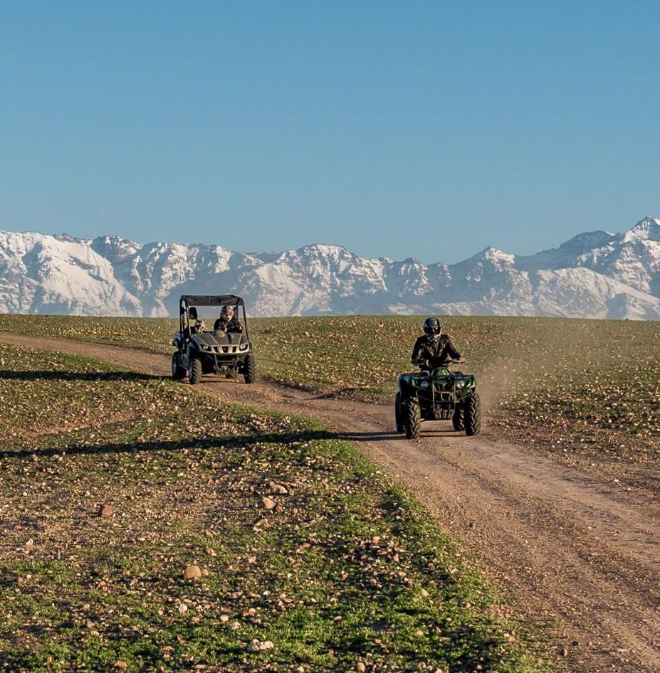 Quad und Buggy vor dem Hohen Atlas Gebirbe während einer Quad und Buggy Tour von Dunes & Désert.