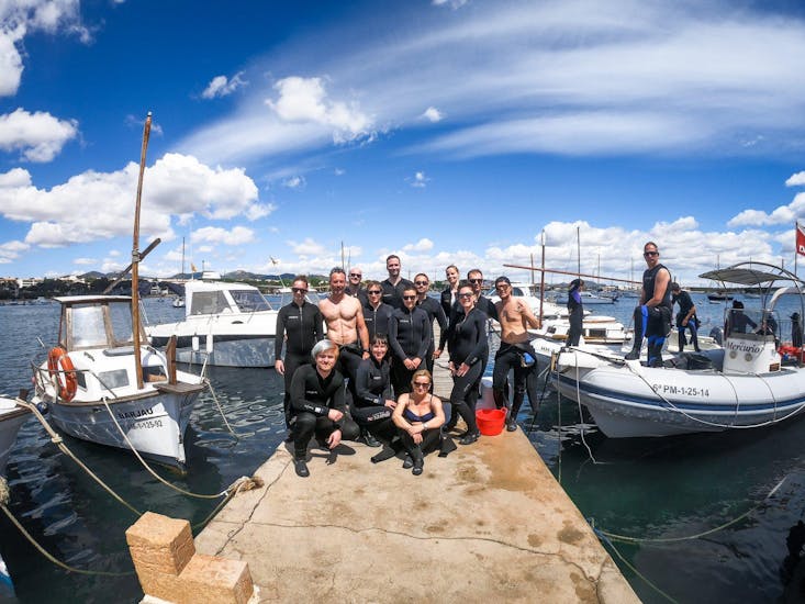 Un grupo de buceadores se prepara para un viaje con East Coast Divers Mallorca.