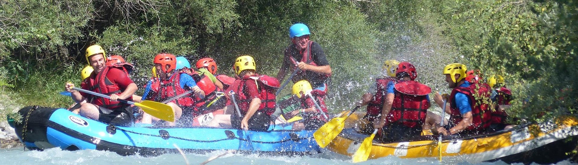 A group of  people is paddling during the Classic Rafting activity on the Higher Guisane with Eaurigine.