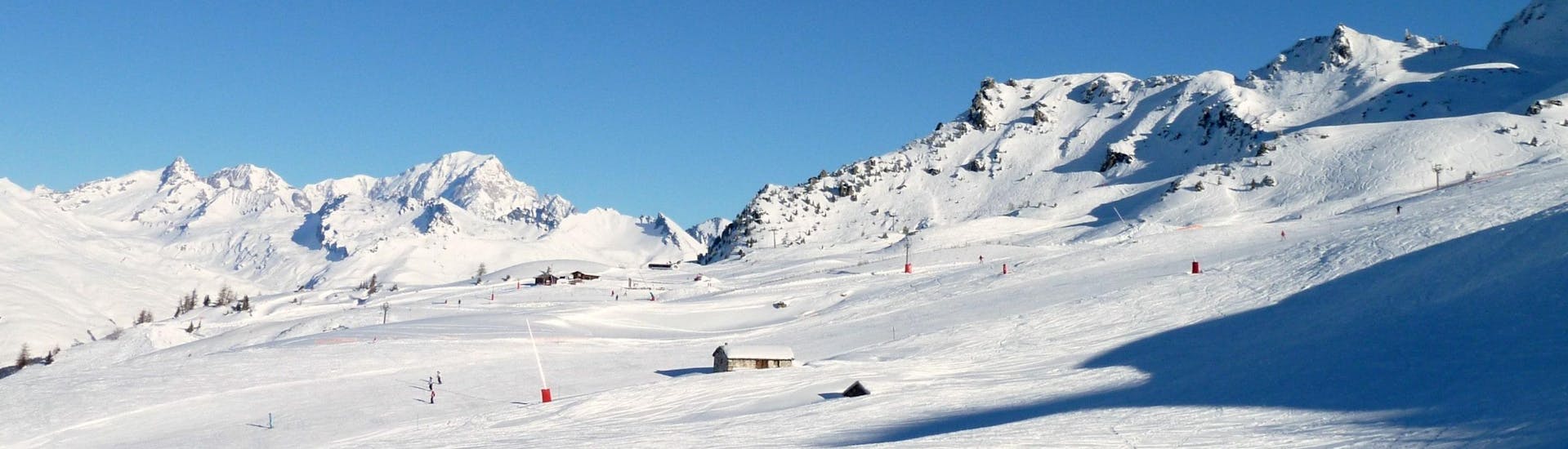 View over the sunny mountain landscape of Arc 1600 where local ski schools offer their ski lessons.
