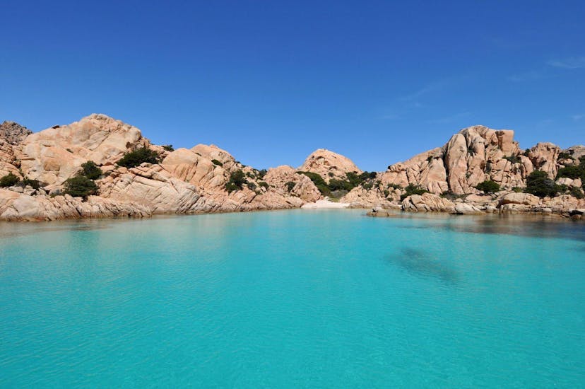 Vista della costa rocciosa dell'isola di Proratora che puoi vedere con Ecosport Sardinia Olbia.