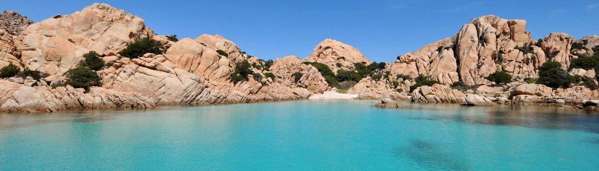 Uitzicht op de rotsachtige kust van het eiland Proratora dat u kunt zien met Ecosport Sardinia Olbia.