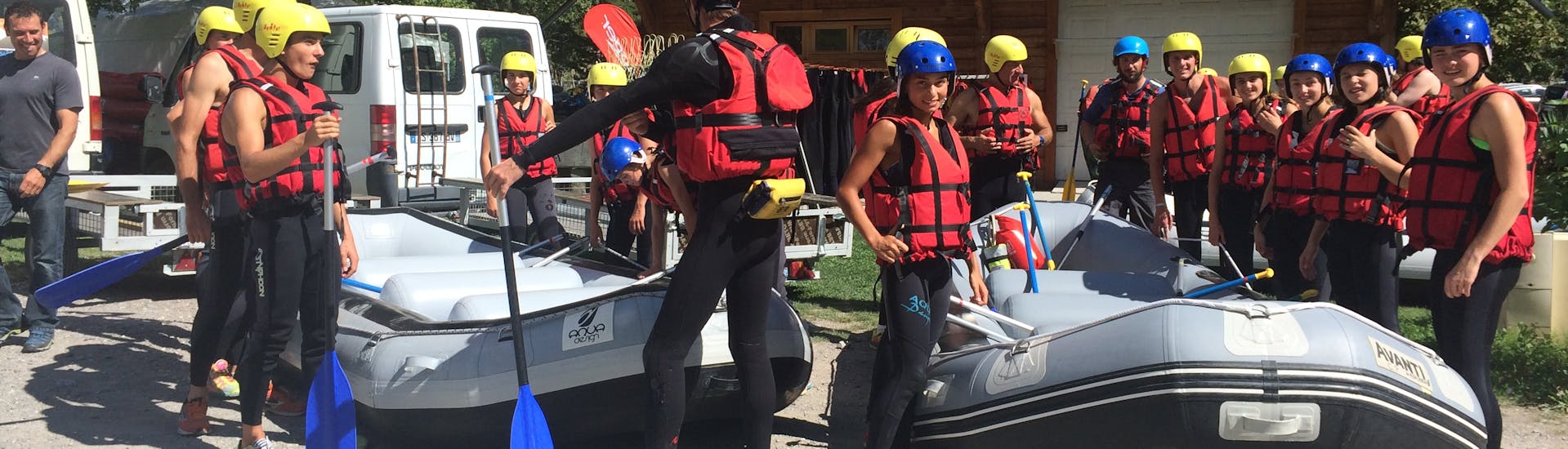 A group is waiting for their Rafting activity with Ecrins Eaux Vives. 