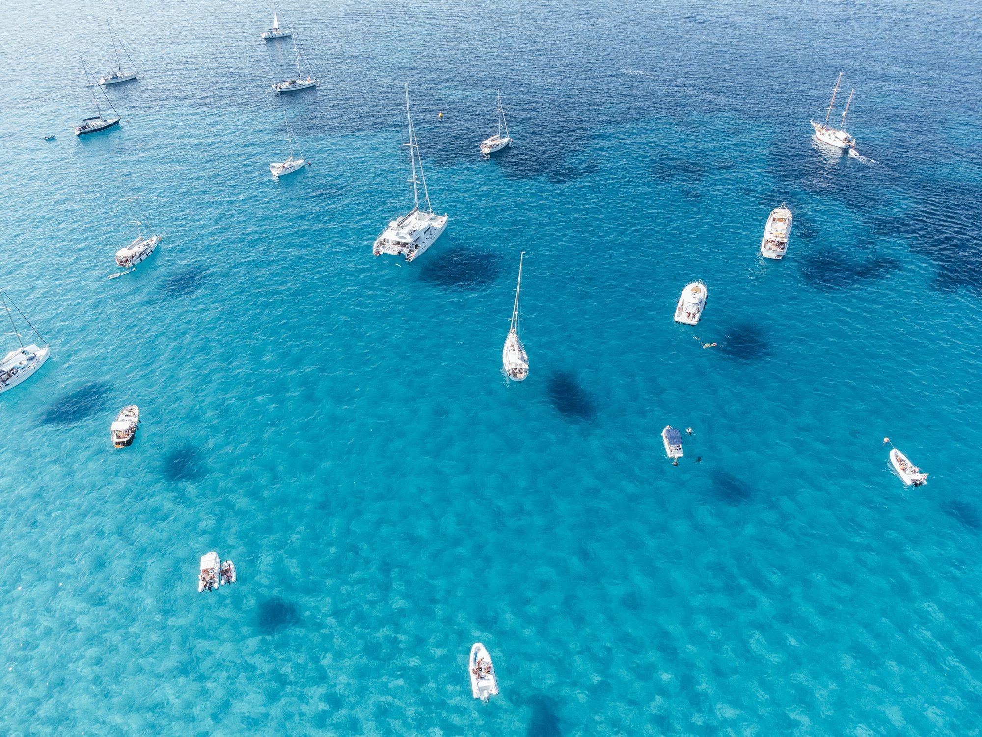 Vista de catamaranes navegando en el mar de Sicilia.