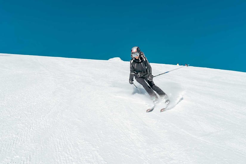 Skier on the slopes with equipment from Ski Rental El Alquiler De Biescas Panticosa.