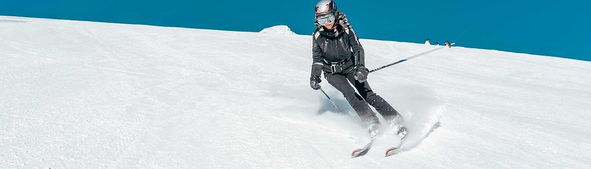 Skieur sur les pistes avec l'équipement de Location de Ski El Alquiler De Biescas Panticosa.