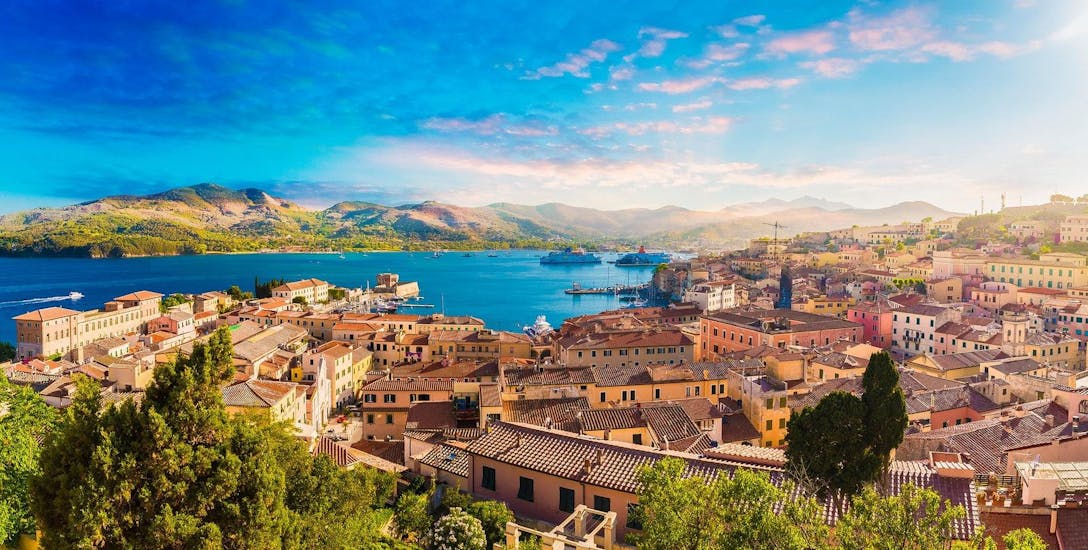 Schöne Aussicht auf die Altstadt und den Hafen von Portoferraio, Elba, Italien.