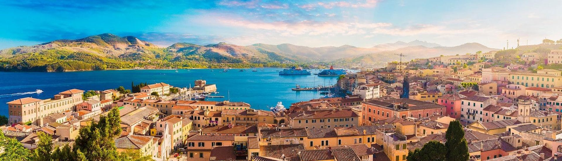 Vista maravillosa del casco antiguo y del puerto de Portoferraio, Isla de Elba, Italia.
