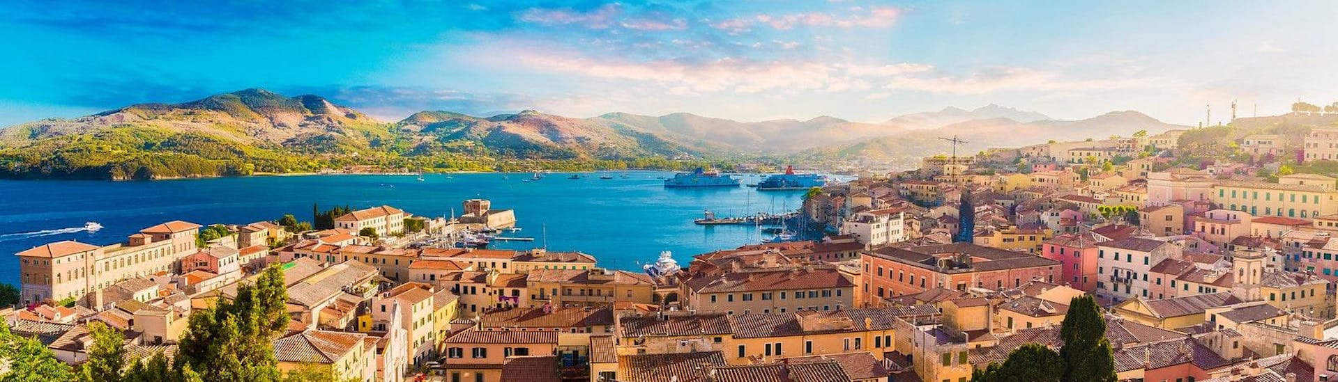 Vista maravillosa del casco antiguo y del puerto de Portoferraio, Isla de Elba, Italia.