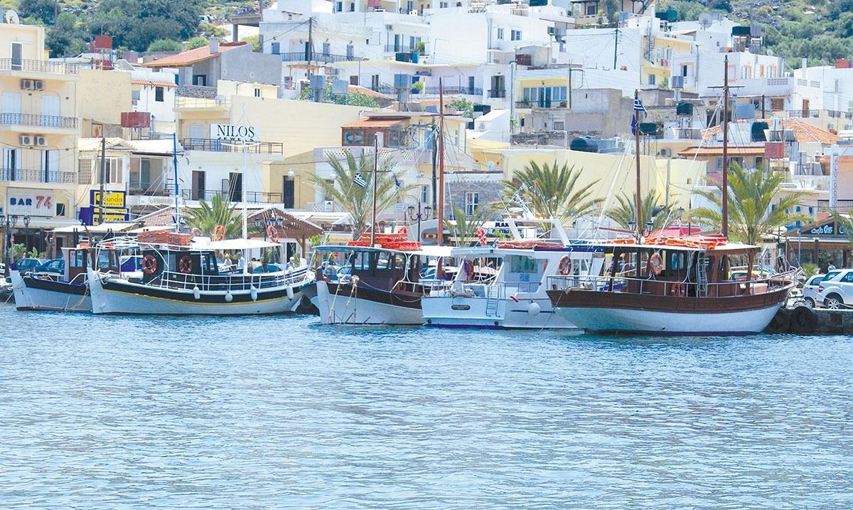 In questa foto si possono vedere cinque barche della cooperativa Elounda Plaka nel porto principale di Elounda.