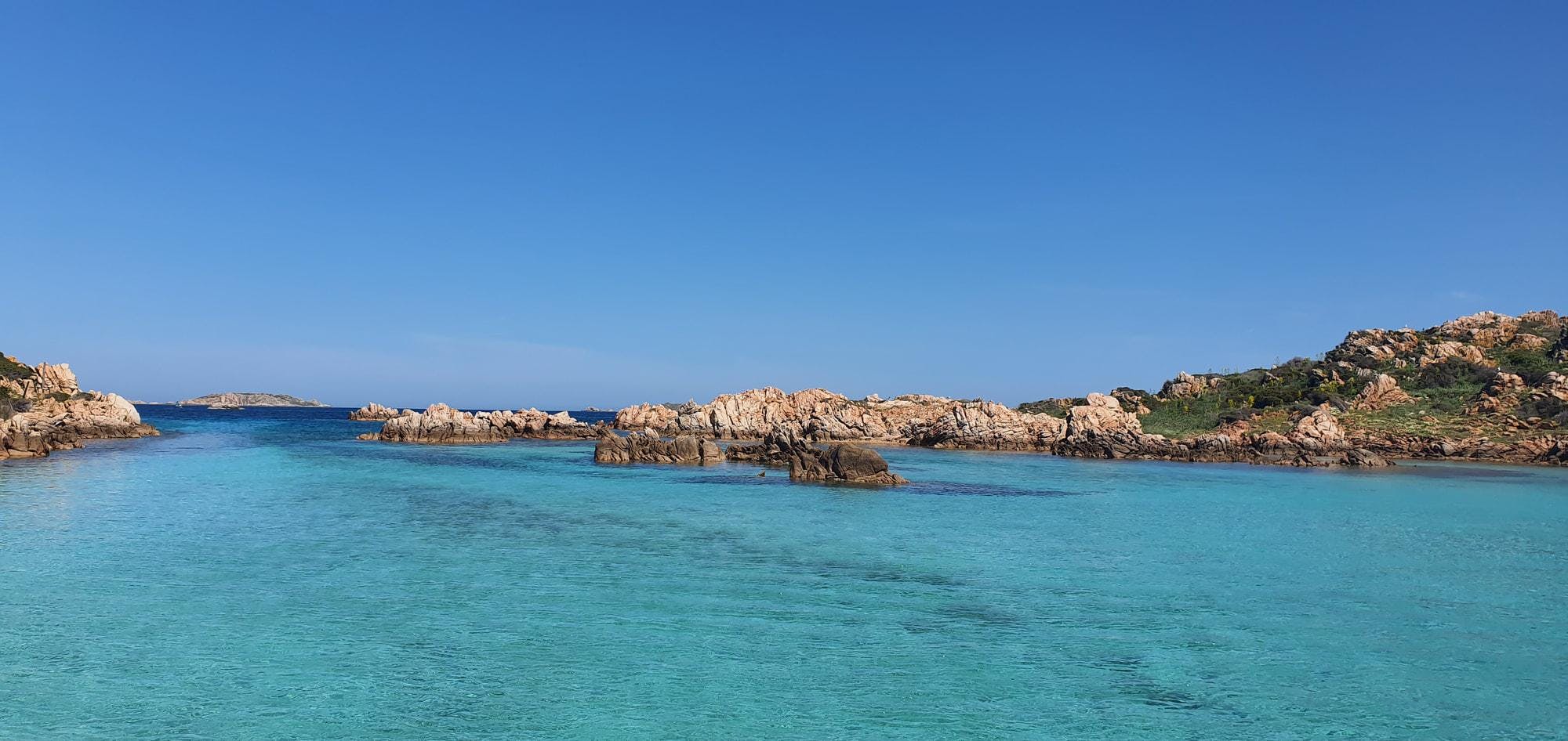 Emmagica Escursioni La Maddalena Beeindruckende Landschaften mit Bergen und Meer, wo Aktivitäten von Emmagica Escursioni La Maddalena stattfinden.