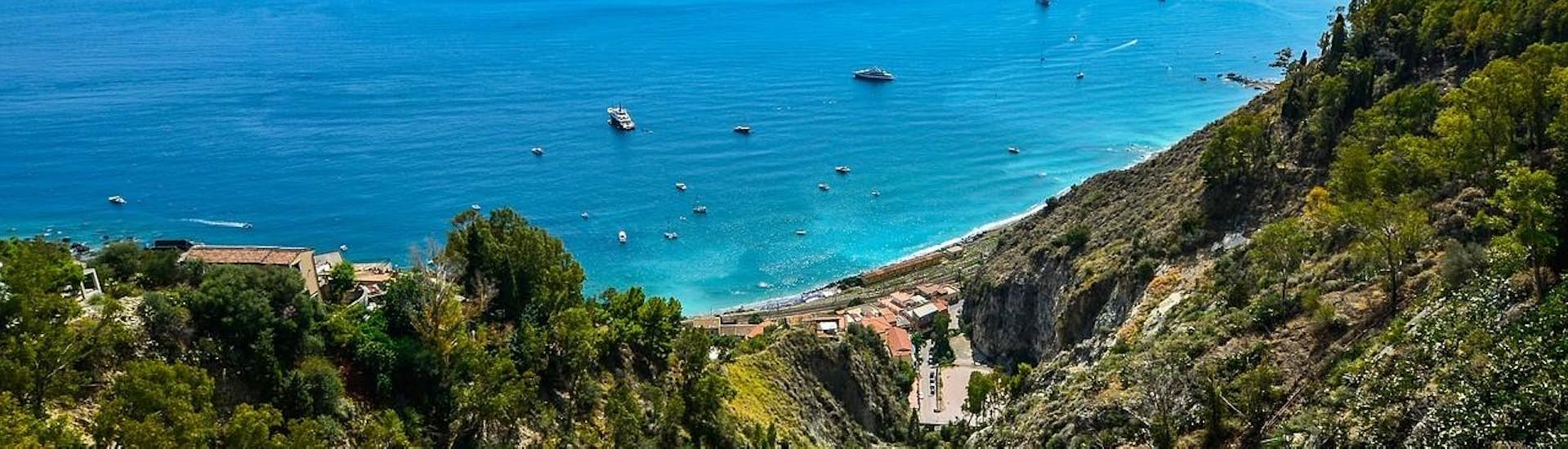 Foto panoramica mozzafiato della costa di Taormina, visitabile durante un giro in barca con Enjoy Sicily.