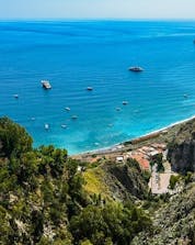Breathtaking panoramic photo of the Taormina coastline, visited during a boat tour with Enjoy Sicily.