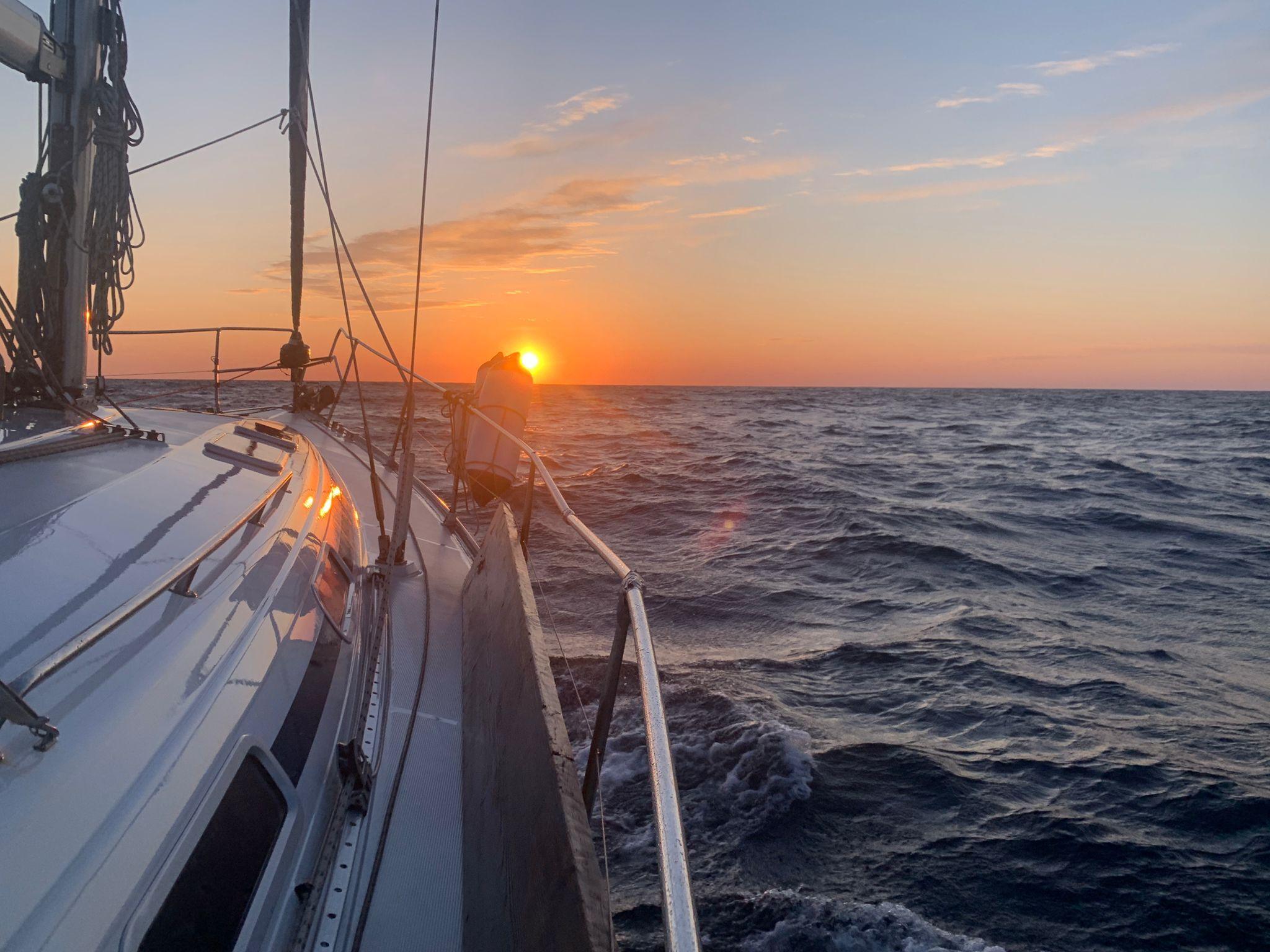 Hier hebben we een prachtige zonsondergang met Enjoy the Blue in Denia.