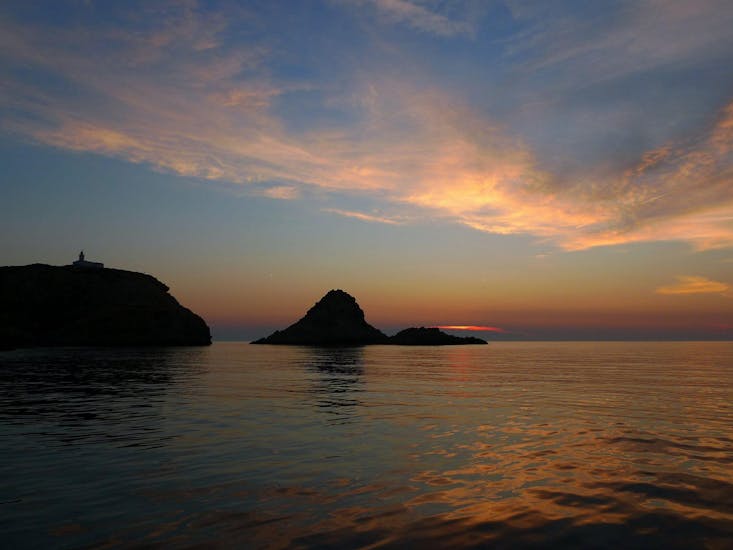 Coucher de soleil sur l'île Rousse après une activité de snorkeling avec EPIR plongée.