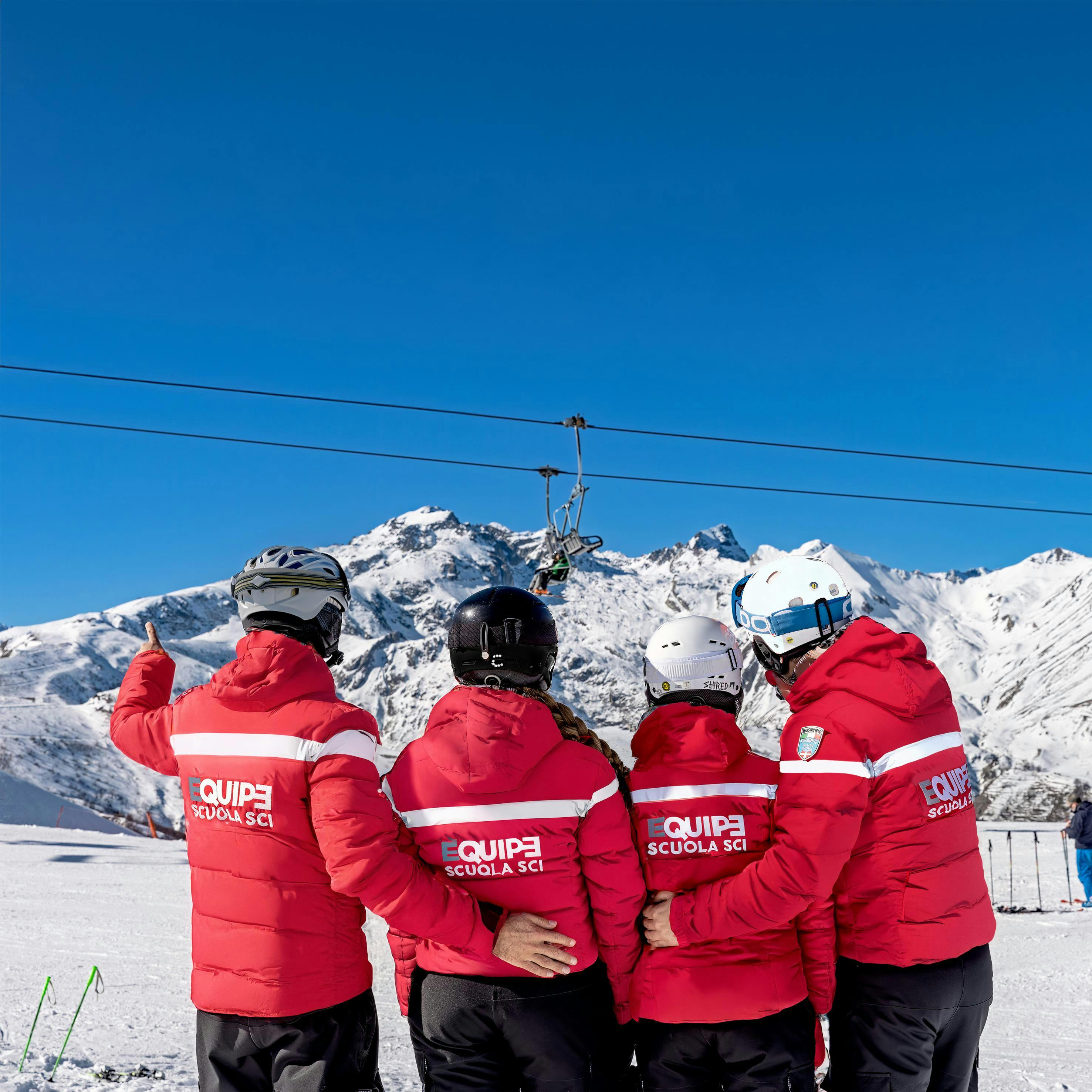 Panorama mozzafiato con montagne e mare, dove hanno luogo le attività di Equipe Scuola Sci Limone.