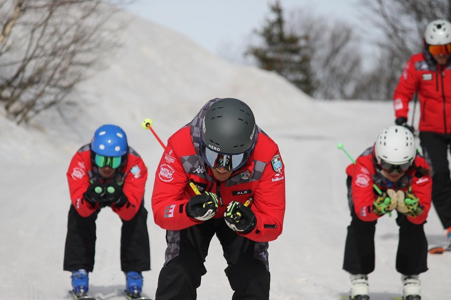 Paisajes impresionantes de montaña y mar, donde tienen lugar las experiencias de Equipe Scuola Sci Limone.
