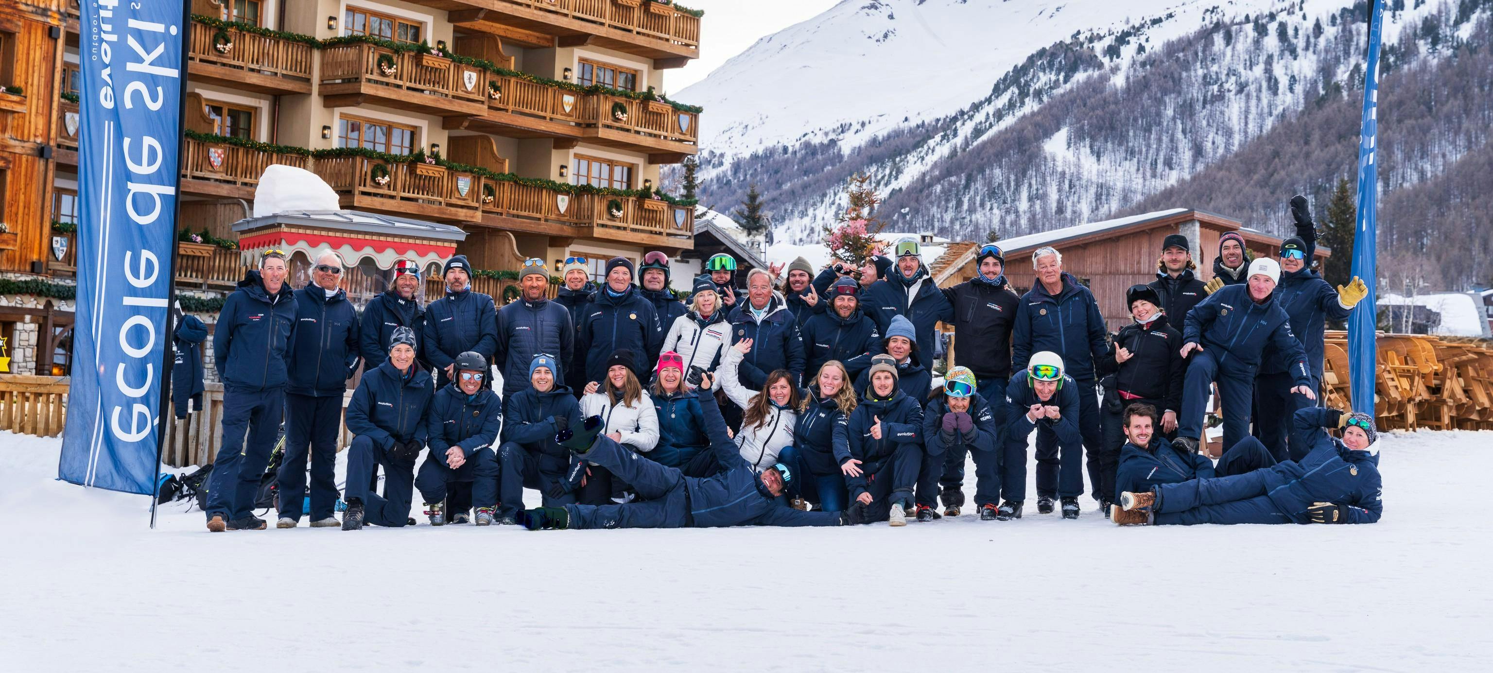 Equipe_Evolution_2_Val_d_Isere2 Panorama mozzafiato con montagne e mare, dove hanno luogo le attività di École de ski Evolution 2 Val d'Isère.